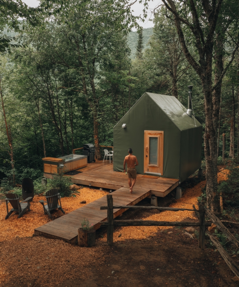 Photo chalet dans le bois avec spa et bbq