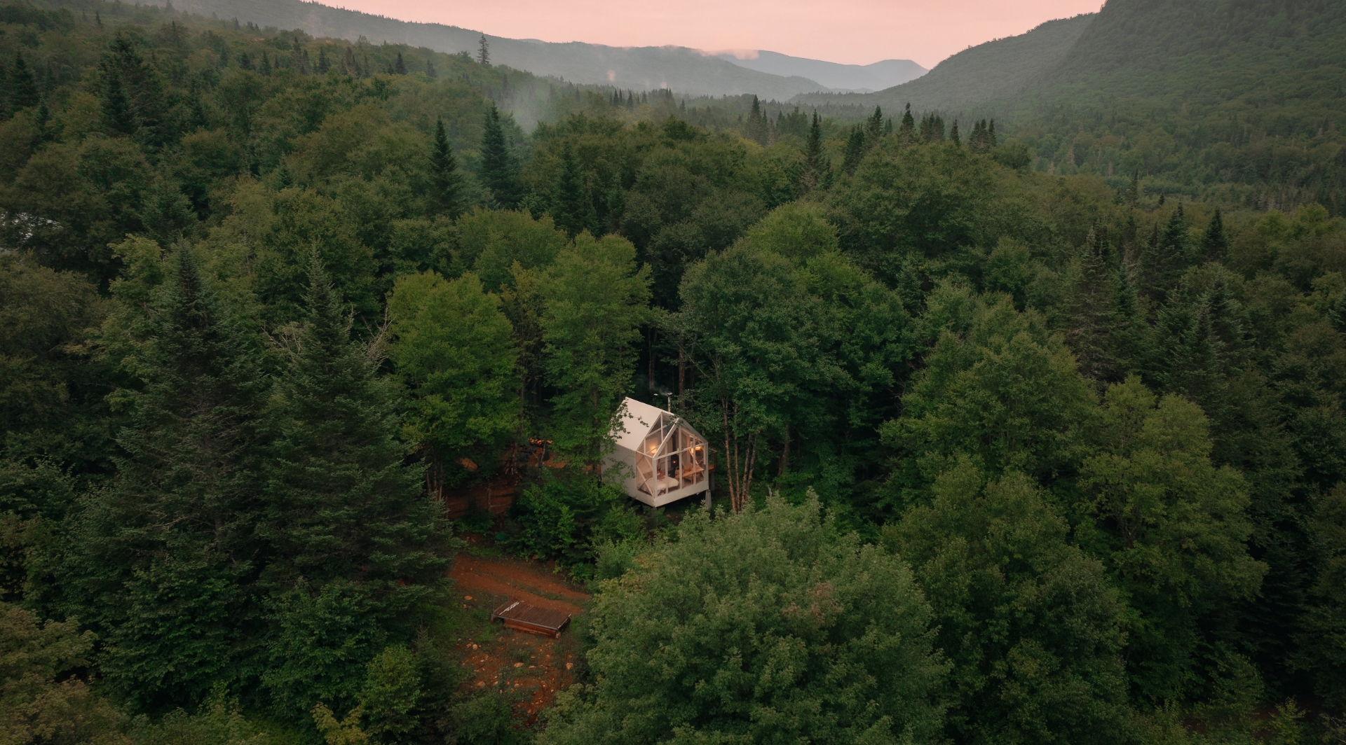 Noge Concept Photo aérienne chalet dans le bois